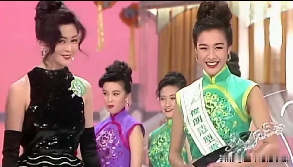 关之琳同华裔小姐冠军钟丽缇同台争艳！作为颁奖嘉宾的关之琳一袭黑色晚礼服端坐主席台