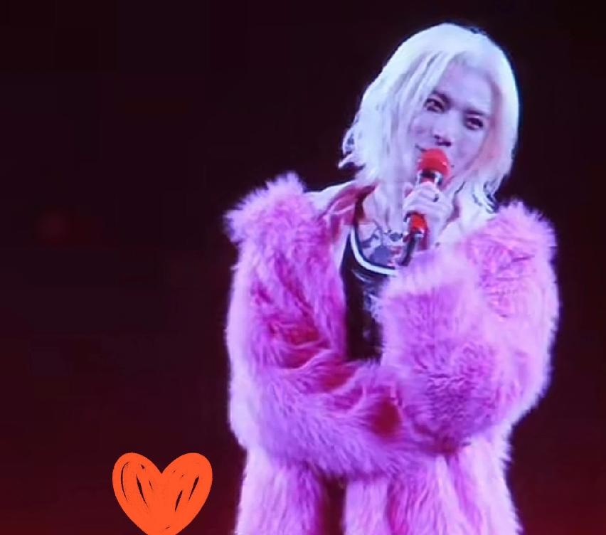 虽然他不男不女，但实际颇具兼容并蓄之风，不靠颜值，外表柔和内心强大。有股一往直