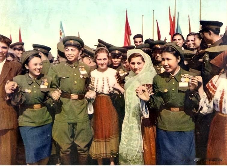 难得一见的女兵无沿软帽，一代经典款式，只可惜仅配发了四年就取消了。解放军50式