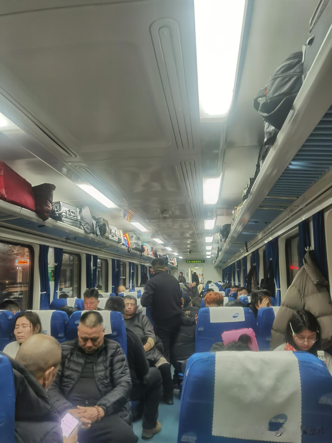 腊月二十七火车返乡，发现很不理解的两个现象。第一，官网上买票怎么都没有，一上