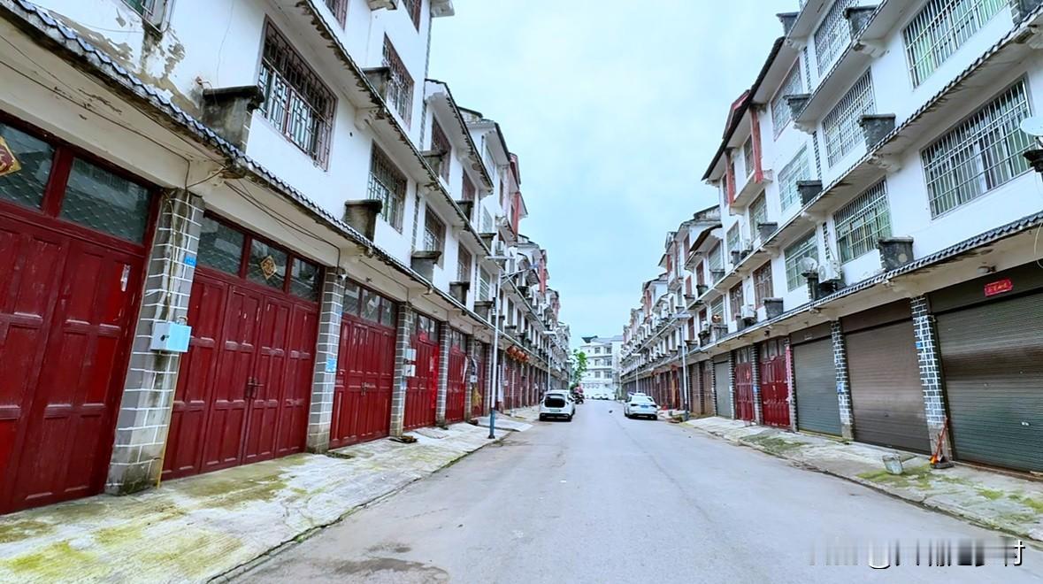 上万人弃城而去，大量空房没人住，跌至4万块一套，依然无人问津！在四川东部地区