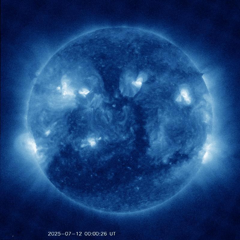 科学家太阳观测揭示了太阳圆盘内外的一些令人惊叹的特征。太阳表面有一个巨大的日冕洞