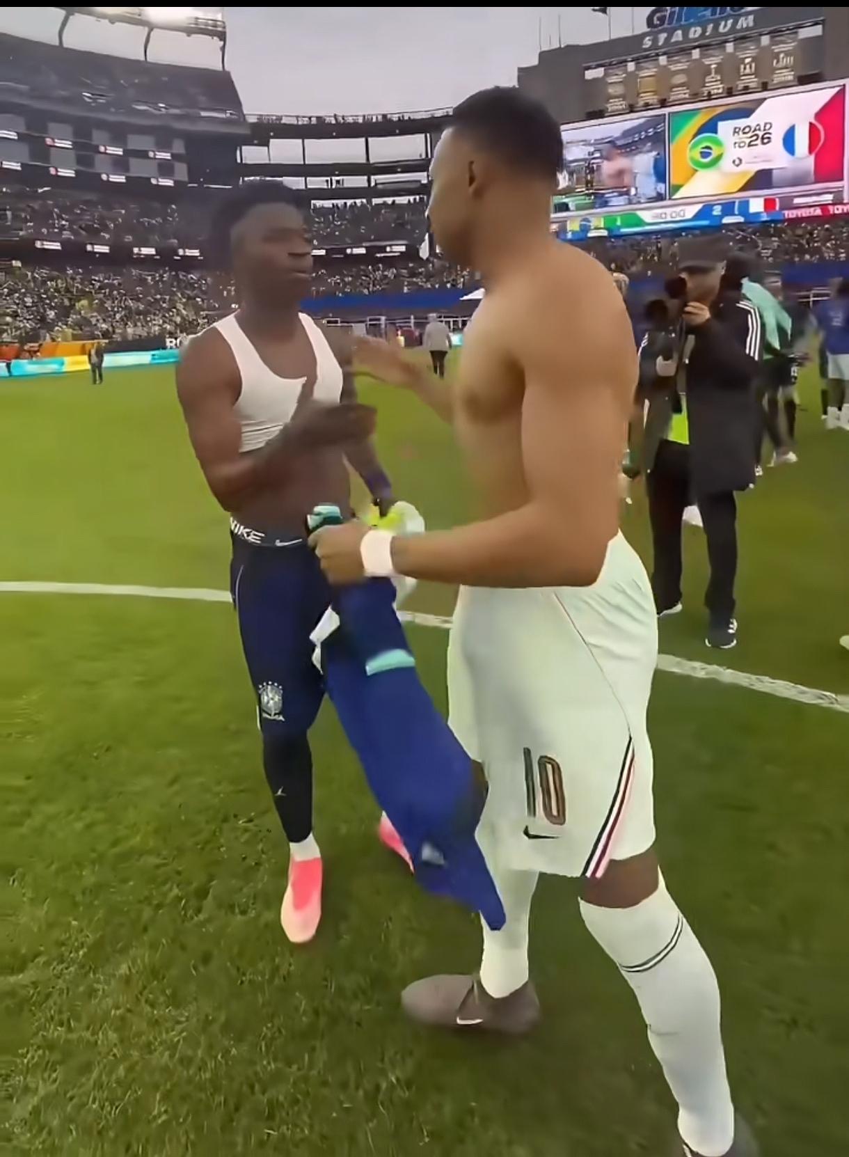 巴西输球，维尼休斯与姆巴佩谈笑风生，好心态还是脸都不要了？在第三方场地的友谊赛