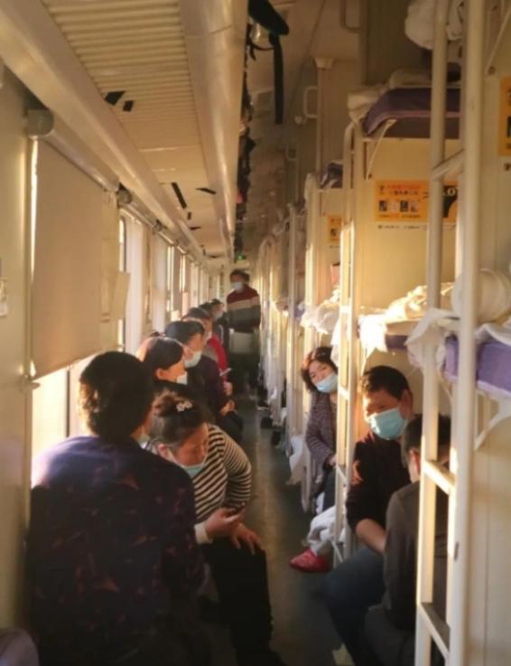 飞机“懵了”，高铁“傻了”。谁能想到，2026年春运会掀起一波这么反常的潮流？我