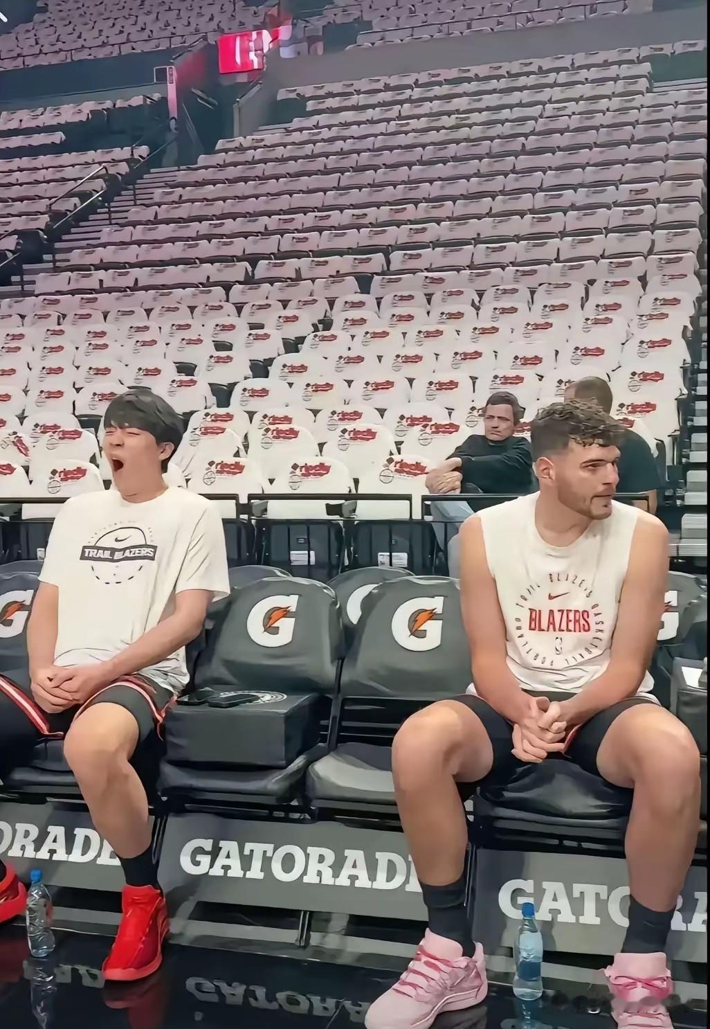 杨瀚森需要好好休息！球场打哈欠疑似太过劳累近日看到美国媒体发的一张照片，赛前