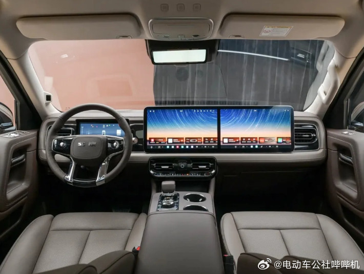 北汽泰钽700正式上市，售价27.98-37.98万元，限时权益价24.98万元起。全新的命名形式，