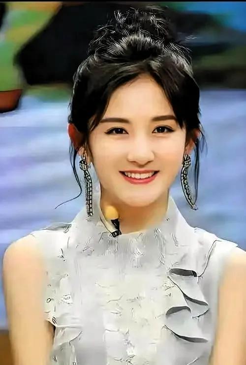 一觉睡起来估计全国人民都知道了44岁拿下鸿蒙盛典主持，我直接惊掉下巴！