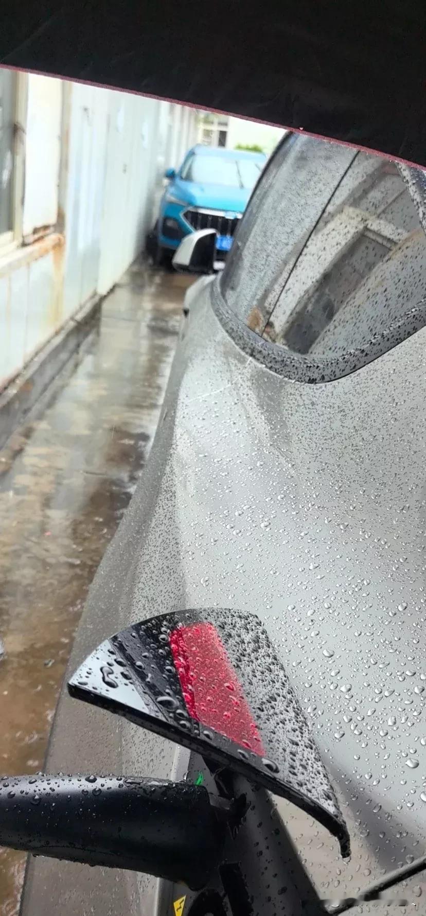 充电时候下雨了。第一次换电车，请问我需要一直给他打着伞充电吗，这已经有水进去