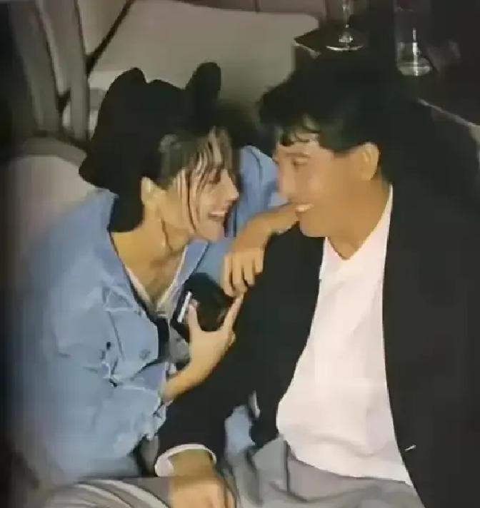 还是倪匡敢说实话，当着林青霞的面，就直接说秦汉这人不行，胆子太小主持人当时都