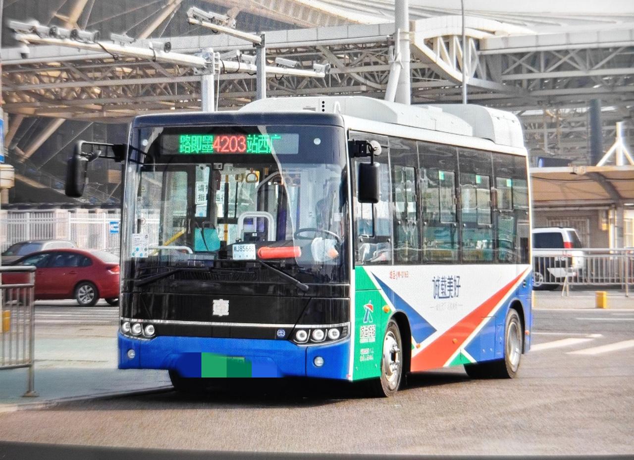 近日，即墨交运4203路跨区公交更换了新的配车，车型是即墨交运新采购的中车671