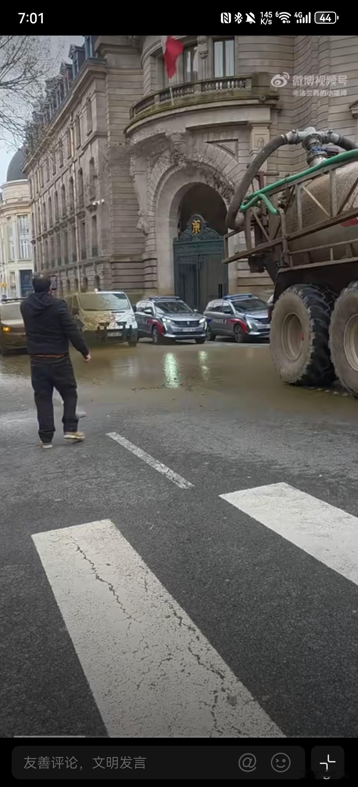 开粪车喷洒粪便…年底之际，法国农民因政府扑杀病牛政策掀起抗议浪潮，延续其极具冲击