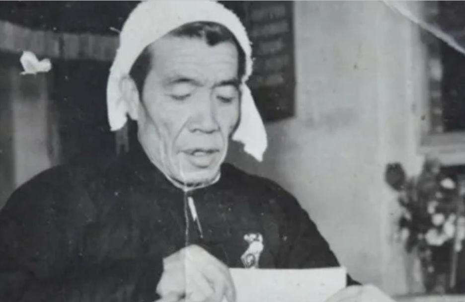 1979年，在全国政协会议上，农业部副部长杨显东，批评坐在主席台上的副总