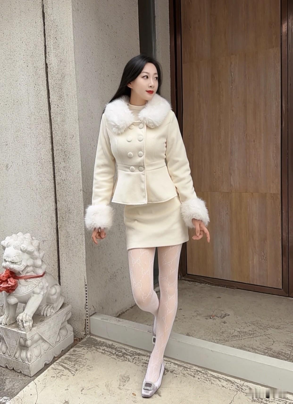 如何穿得优雅有气质冬日穿搭指南：米色双排扣外套+毛绒领，搭配白色蕾丝袜和银色高跟