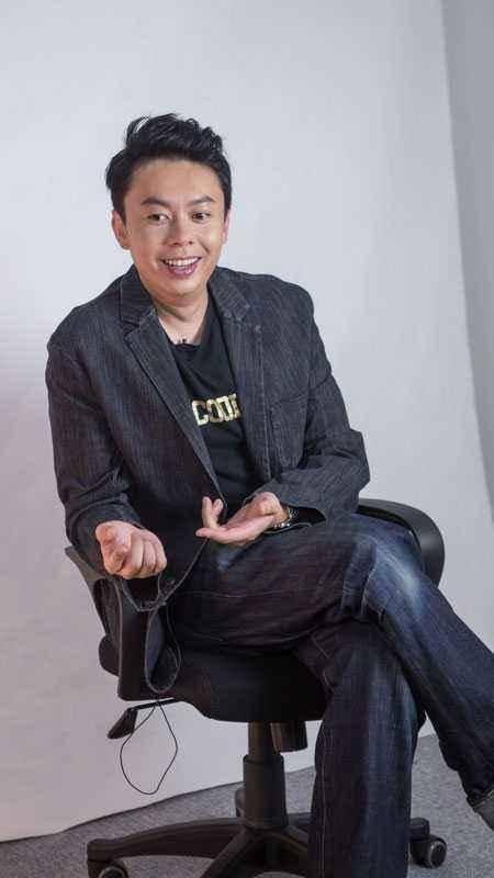这个男人叫李霖恩。他父亲是香港前保安局局长李少光。他是高官独子，却一辈子在TVB