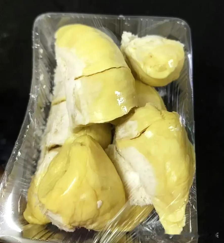 “女友吃掉我花207元买的榴莲”上热搜。男人花了207块钱，买了一个榴莲，男人