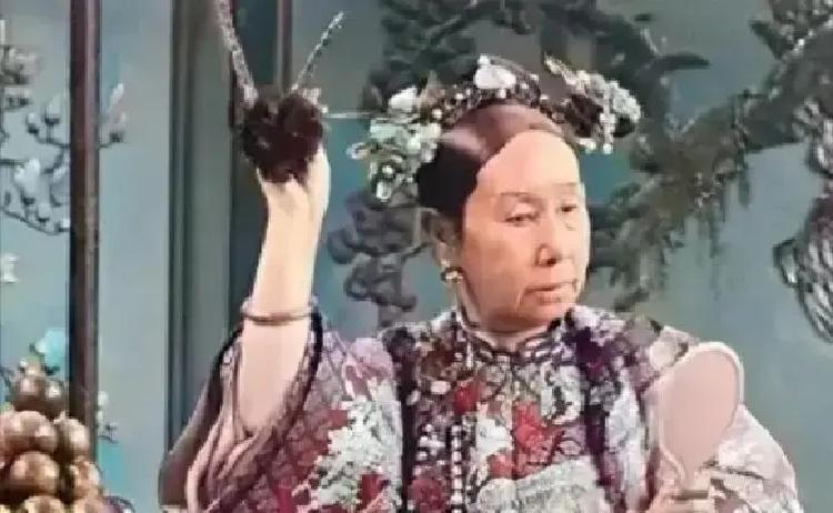 1880年，慈禧的屁股上长了痔疮，烦躁的很太医们束手无策，毕竟谁敢摸太后的屁股啊，无奈之下，李莲英找