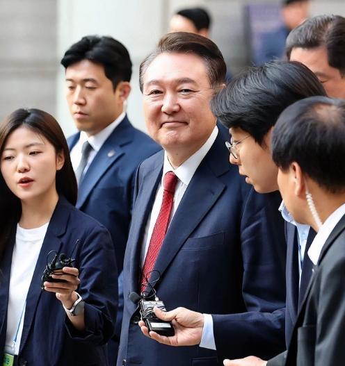 尹锡悦天塌了，当地时间6月24日，尹锡悦再度传来不利消息，其妻子金建希的硕士学位