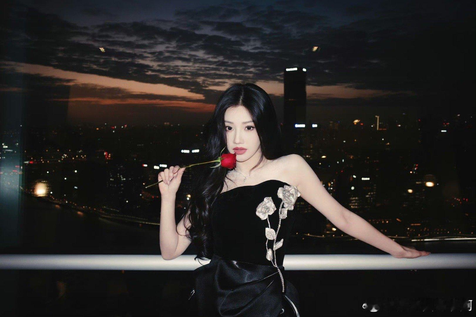 王鹤润跑着跑着就出图了奔跑出图的王鹤润美得毫不费力！高开叉黑裙展现曼妙身姿，胸