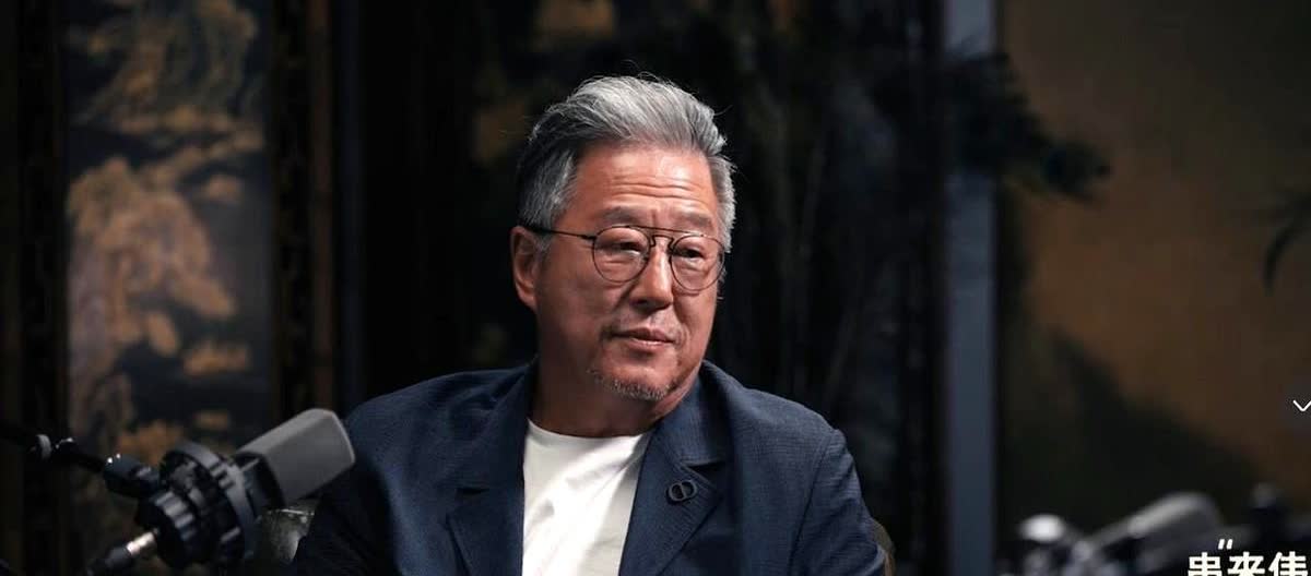 王伟忠的新播客刚上线，镜头一转就给郭德纲来个灵魂提问——你是不是偏心小儿子，对郭