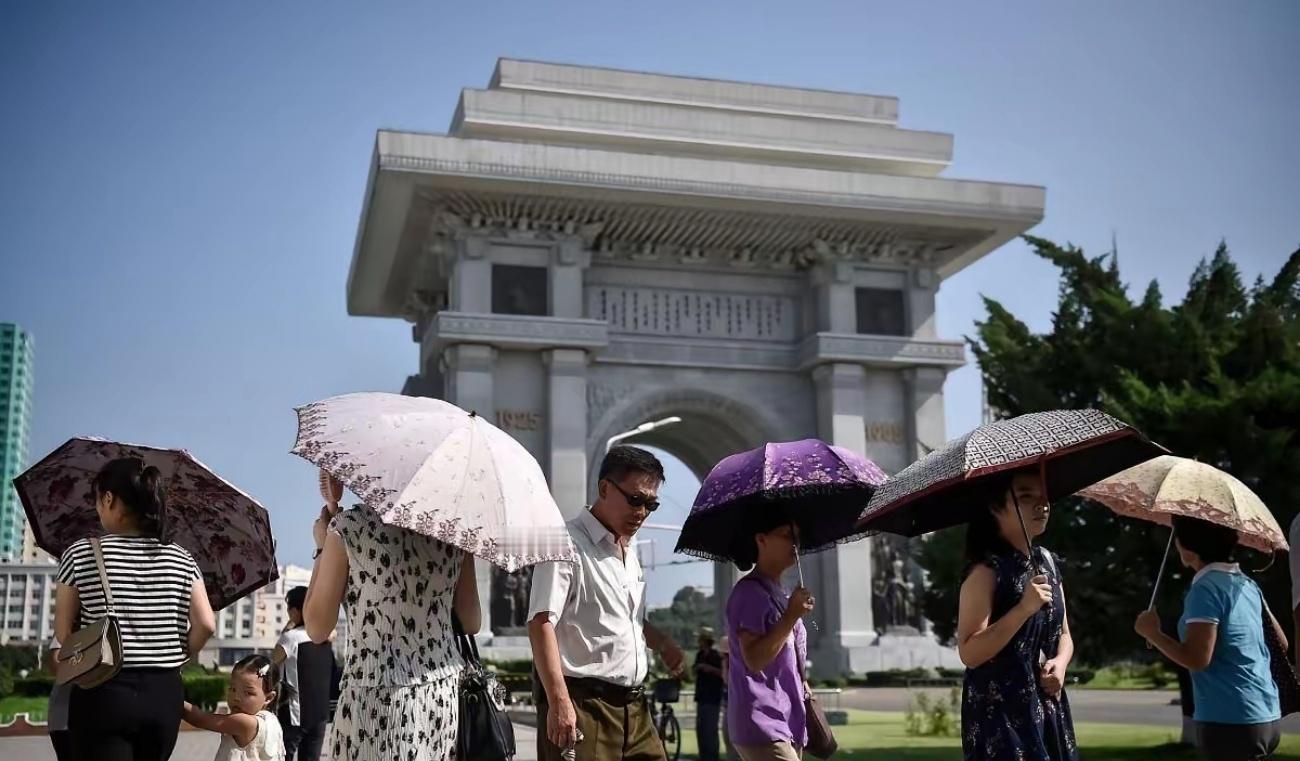 与中国接壤的14个国家的人口情况：1.朝鲜——（约2500万）2.俄罗斯