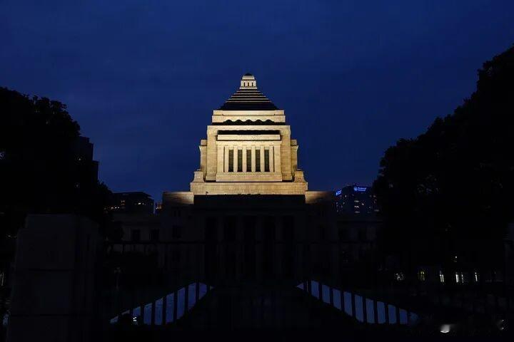 估计事先谁也没想到，自民党能获得316个议席，加上日本维新会的36个议席，已经3