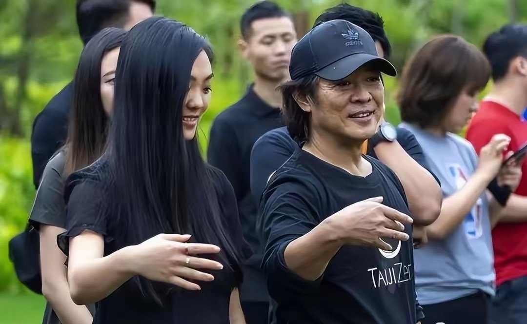 李连杰是在教女儿练太极，父女俩长的太像了。尤其一笑那个神态。