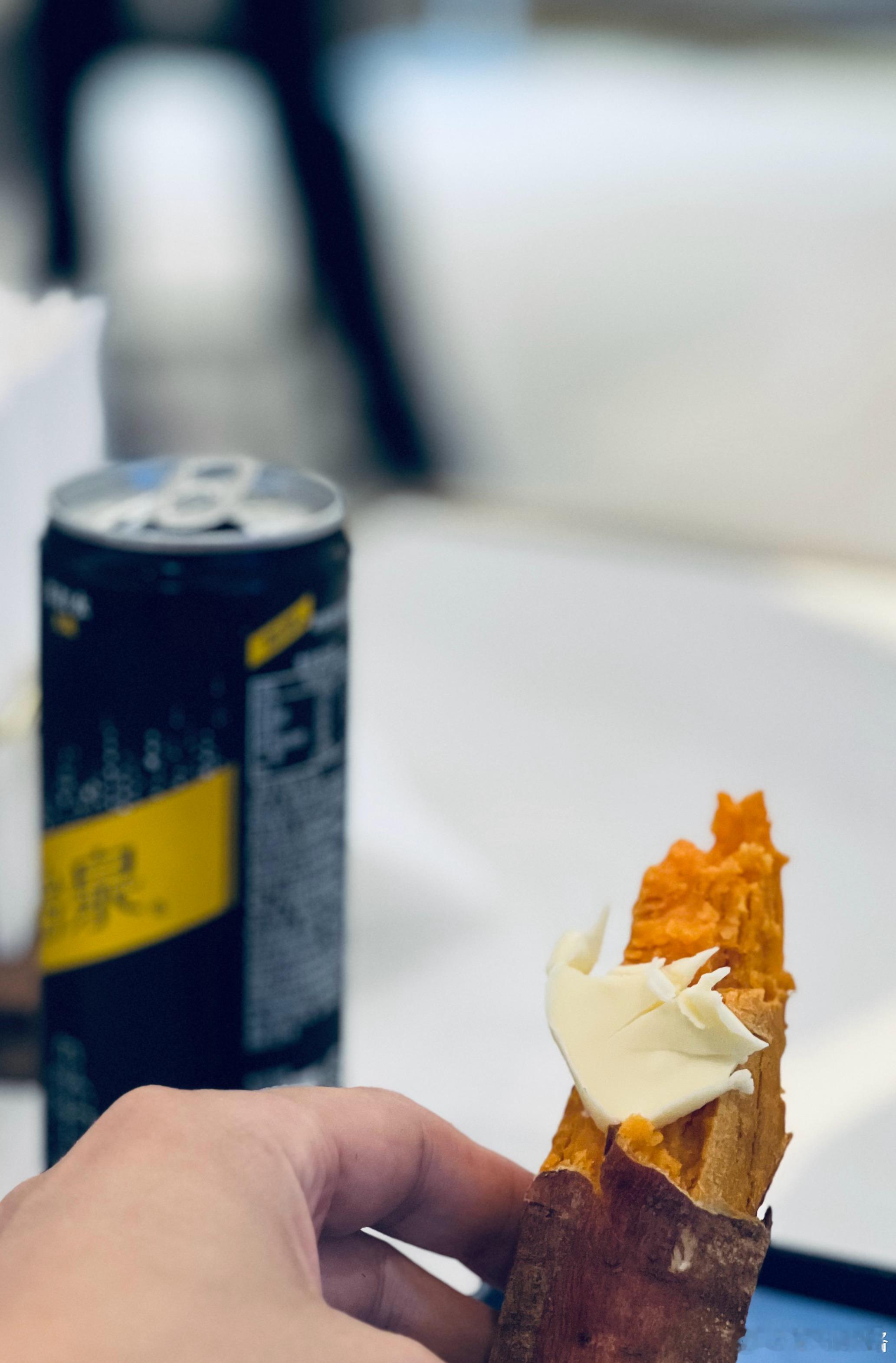 出差的快乐是自己安排的烤红薯糖化焦香+黄油=绝配不务正业​​​