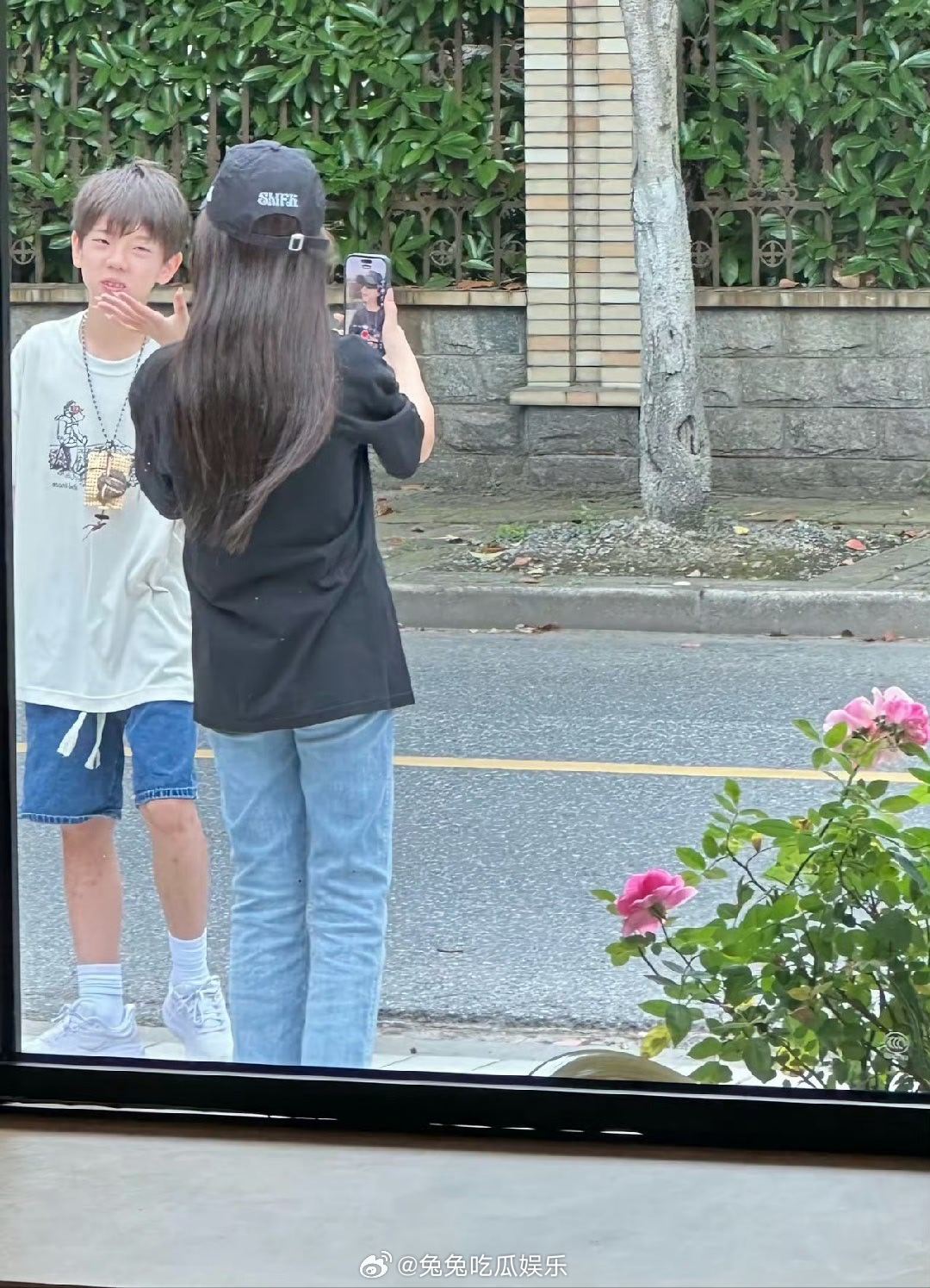 嗯哼快和霍思燕一样高了，12岁的嗯哼又长高了，已经和霍思燕一样高了