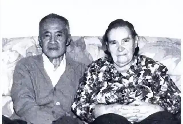 🌞1997年，中国银行内部查账时，竟发现周总理账户，在30年前存了1.2万