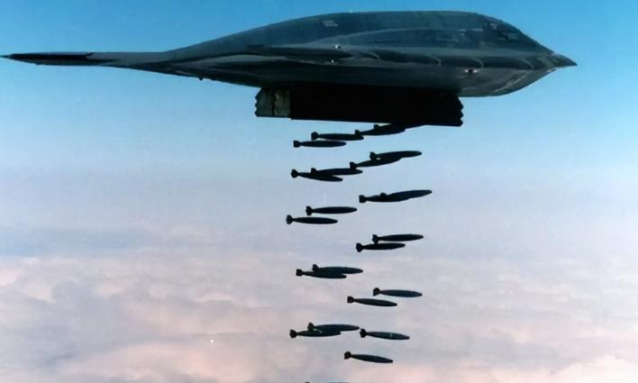 “自从美国用B2轰炸了伊朗之后，让中国人彻底失去了信心”，真相可怕并不是这样，这