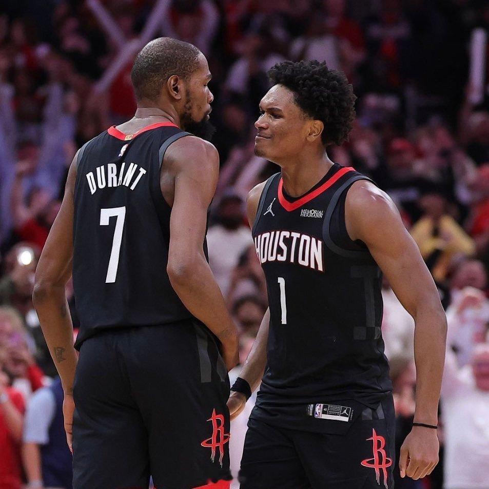 记者：“这个赛季你从凯文・杜兰特身上学到了什么？”阿门：“我一直在模仿他，你知道