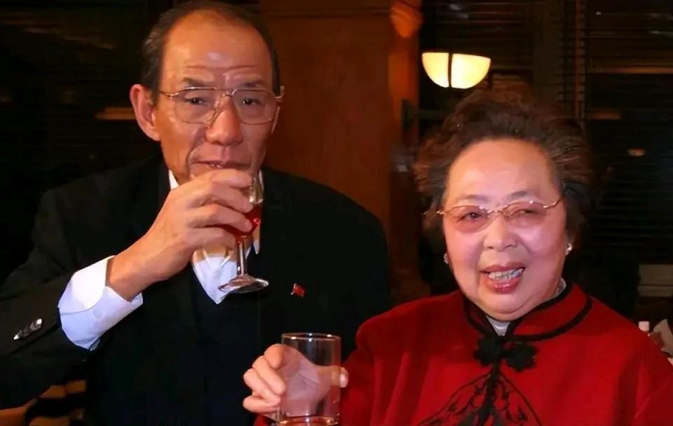 89岁的魏宗万去世，讣告上两个女儿的署名，一个姓魏，一个姓于，让人一时间没看明白