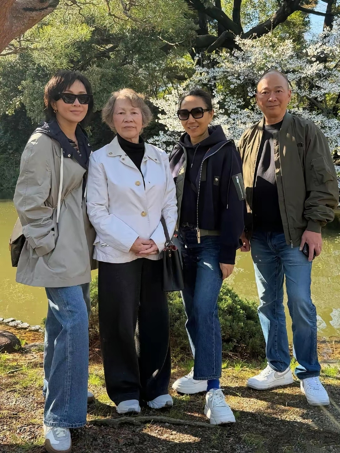 刘嘉玲带娘家家一起在日本赏樱花。刘嘉玲妈妈王馥梅头发花白，衣着得体