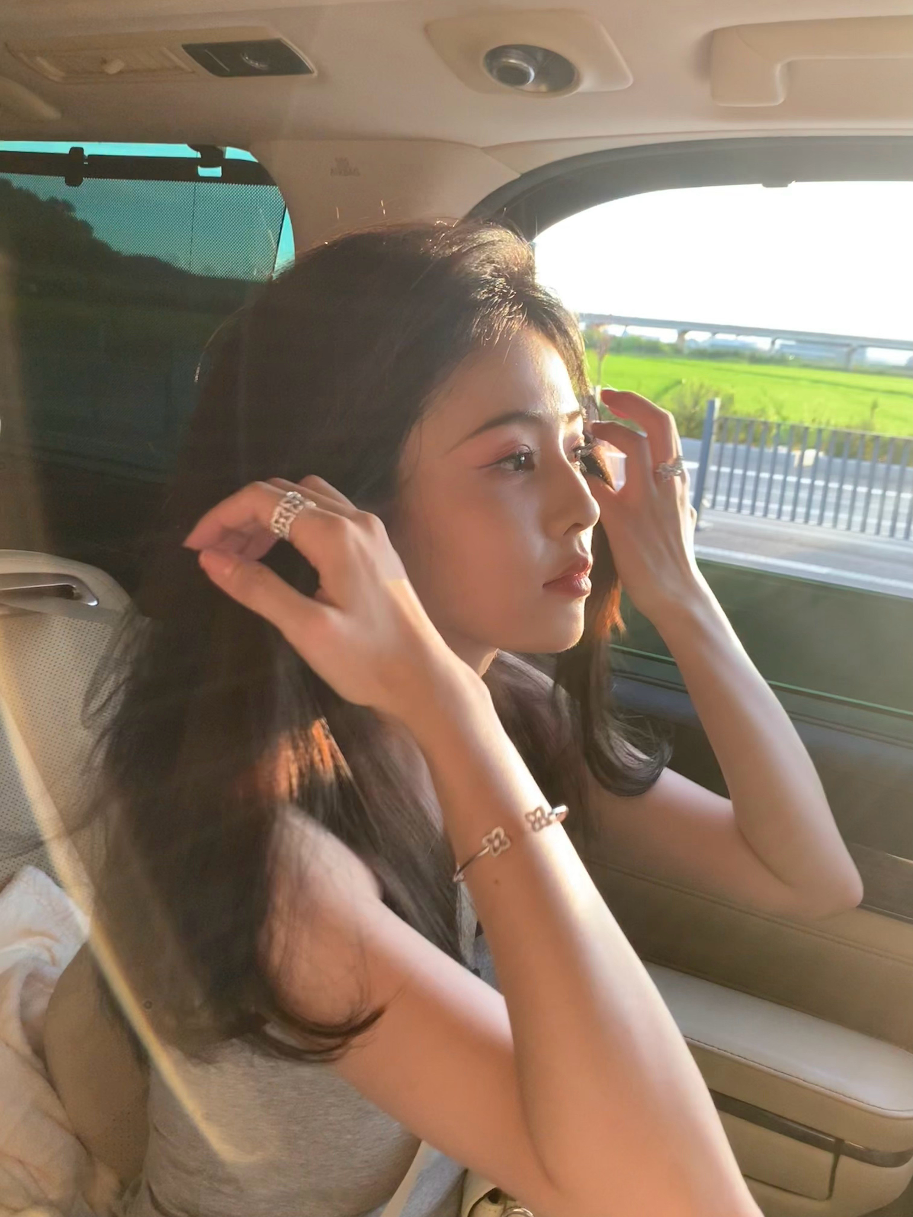 白鹿在飞机上都没有吃飞机餐白鹿的日常生活照，鹿鹿跑男玩的开心！来预约莫离