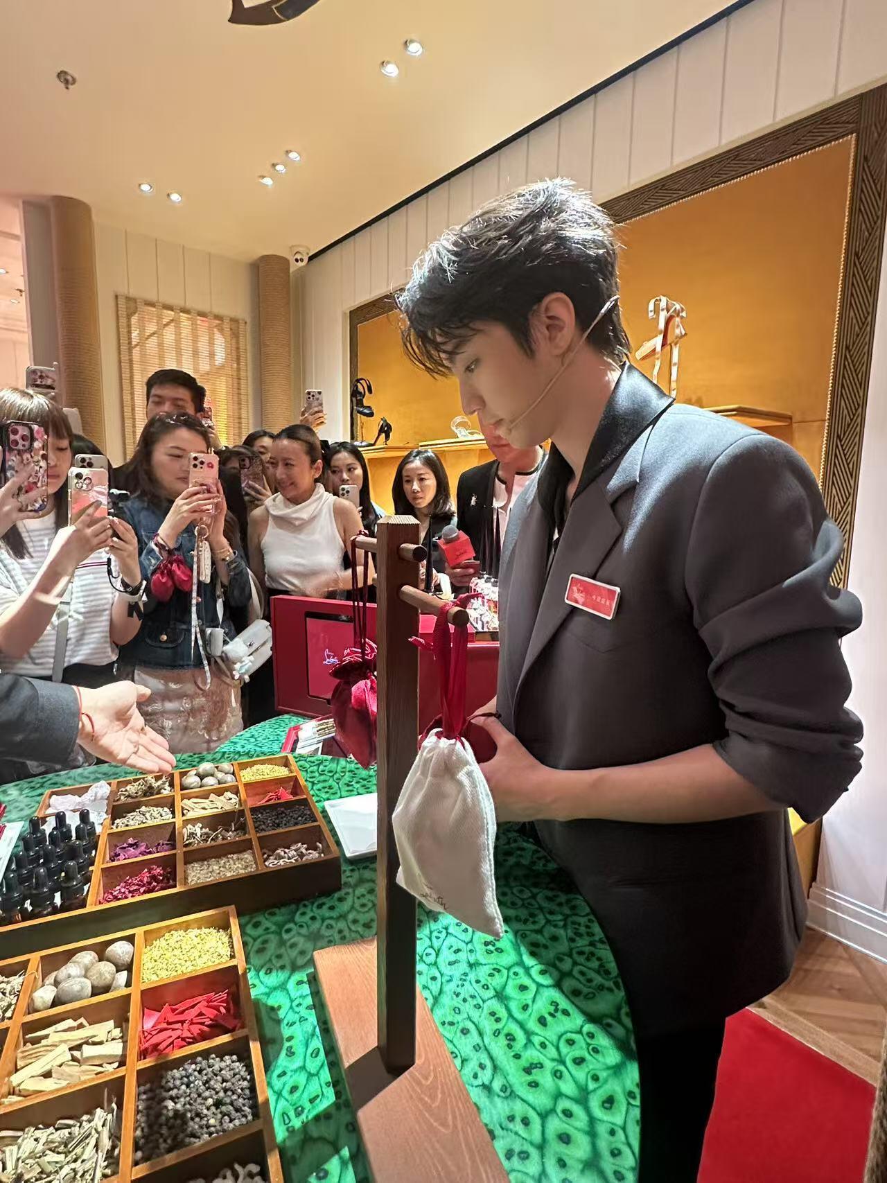 这种很容易镜头畸变的角度都能这么好看，王俊凯你是不是有点过分了​​​