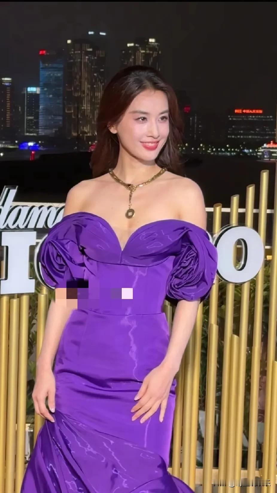 42岁黄圣依离婚后仿佛变了一个人，容光焕发，笑起来又有了少女感，身穿紫色鱼尾