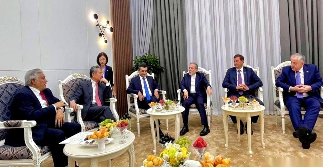 上合外长会的会场外，有个细节藏都藏不住2026年7月24日，吉尔吉斯斯坦乔尔
