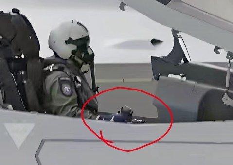 歼-35和歼-35A的操纵杆位置不一样，海军的歼-35是中置操纵杆，空军歼-35