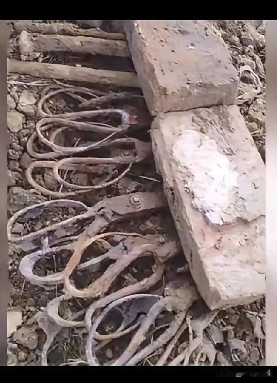 扒房子扒出一些剪子，与墙体砌筑在一起，不知道放这东西能起到什么样的作用，也许这是