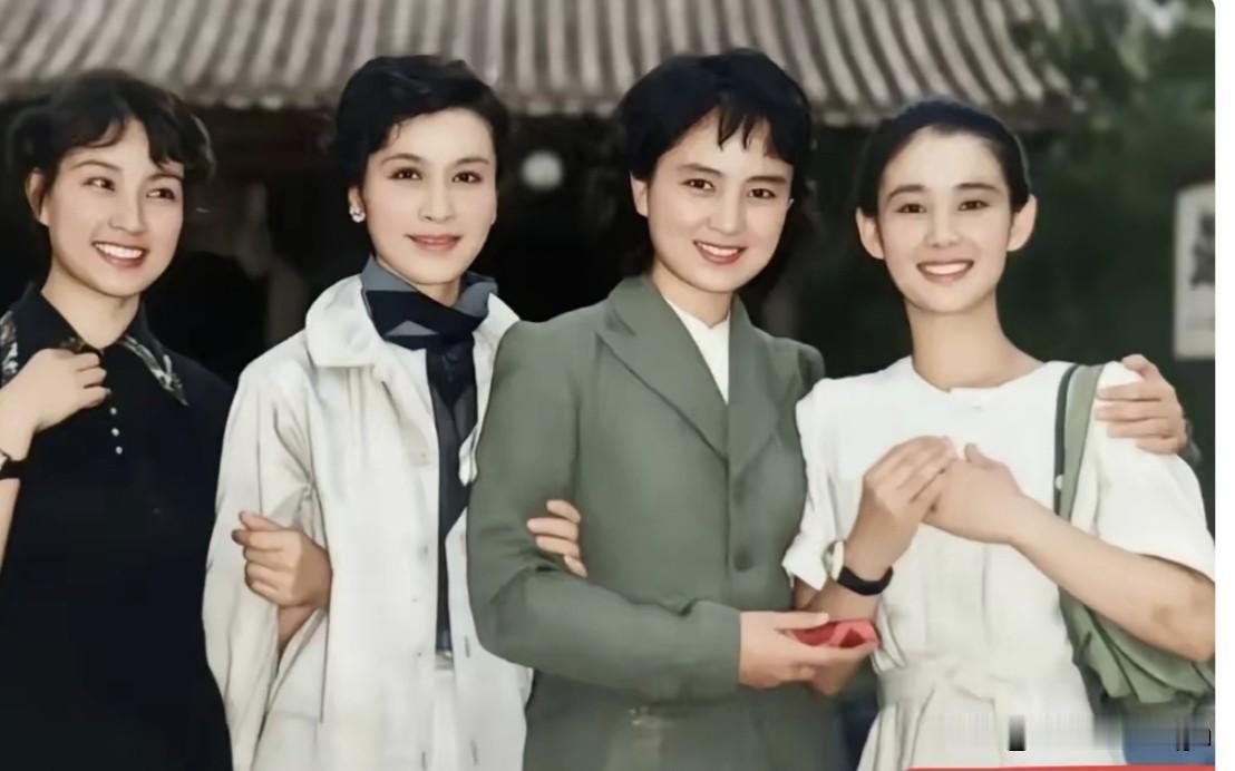 这是1980年一张很珍贵的老合影，当年日本女演员栗原小卷、中野良子来到国内交流，