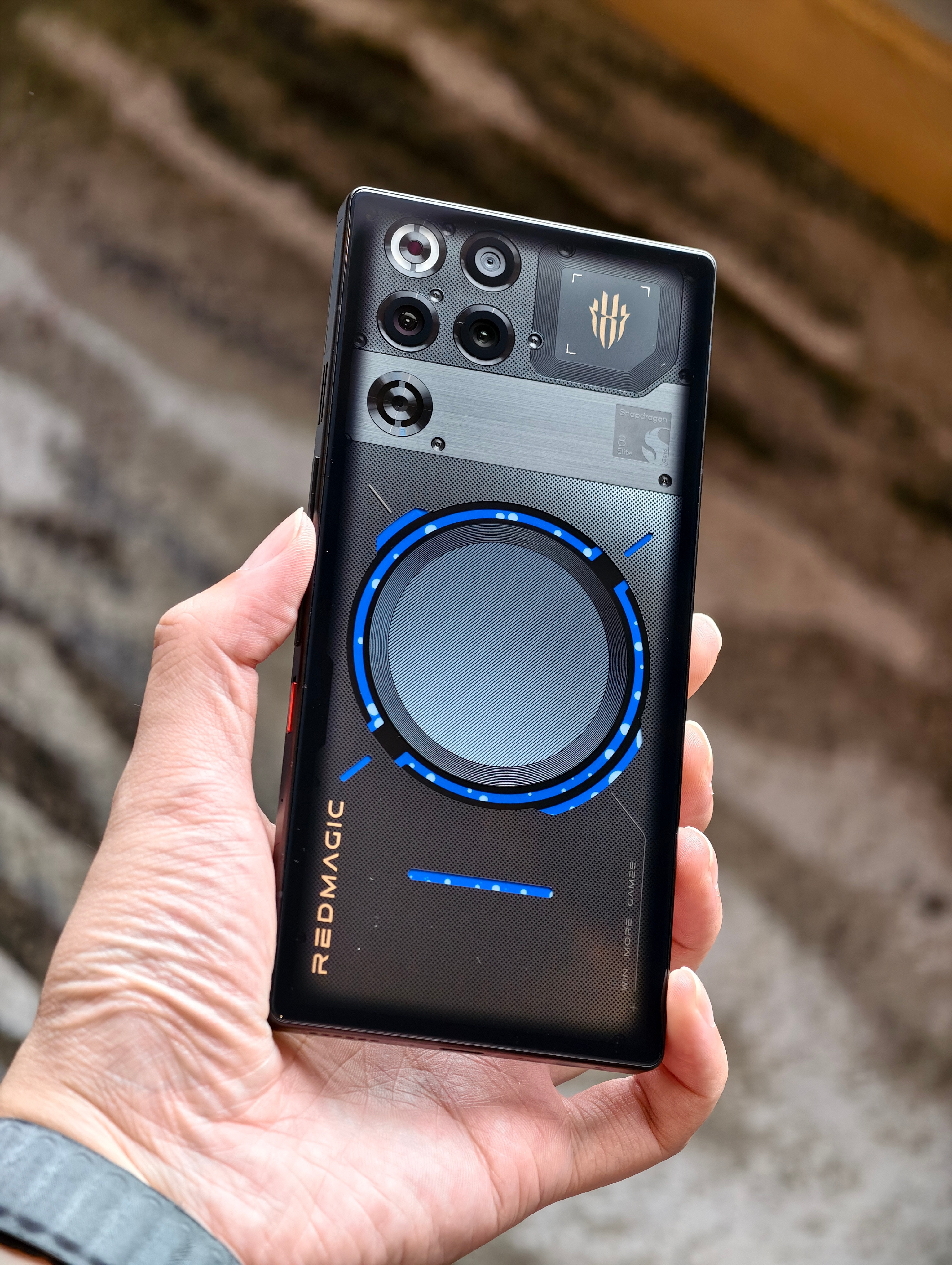 视频被夹了只能放图红魔11Pro+后面这个圈是水冷​​​