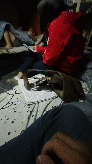 上海一个建筑工地农民工宿舍里。突然来了两名年轻女子来推销她们足疗店的会员卡？