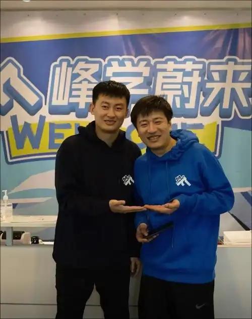 师父前脚刚走，徒弟反手就把公司75%的股权，全过户给师父的女儿？ 张雪峰徒