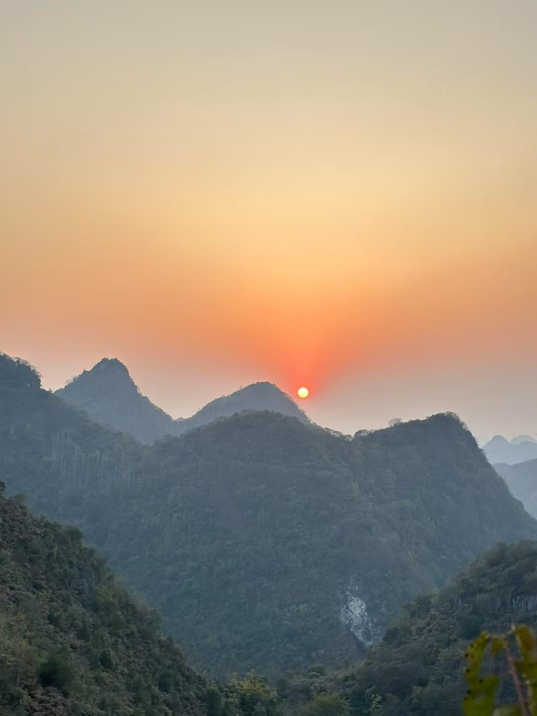 指数涨得挺好，就是个股趴着不动！现在的大盘看着太累了。指数涨挺好，就那几只权