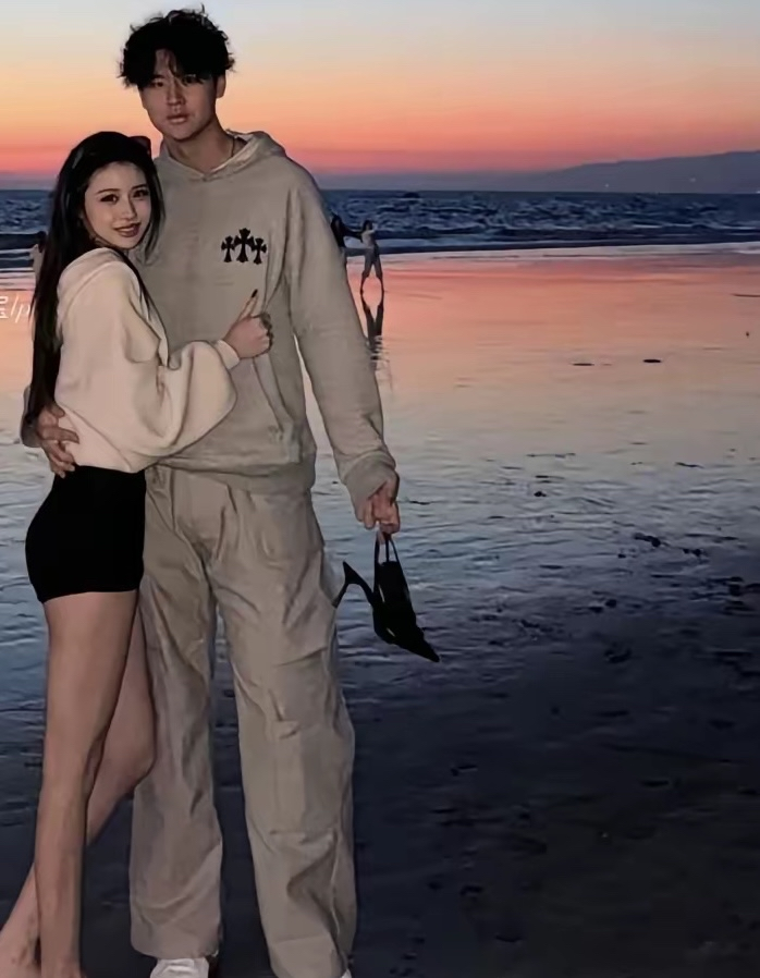 在英国上学的小苹果恋爱了，在自己20岁生日这天晒出了男友，男朋友高高帅帅的，照片