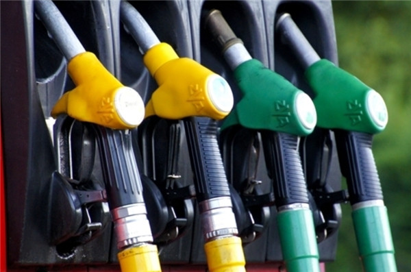 【六连涨后好消息来了！国内油价有望大幅下调】据报道，4月21日24时将开启新一轮