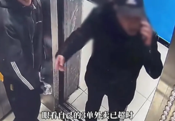 外卖小哥被老人堵在电梯里面！一外卖小哥和老人同乘电梯，外卖小哥用手机按下了自己