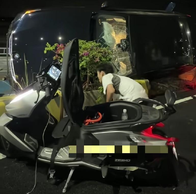 近日，广东汕头凌晨3点，一辆轿车发生车祸，车门严重变形，司机被困，18岁的小伙骑