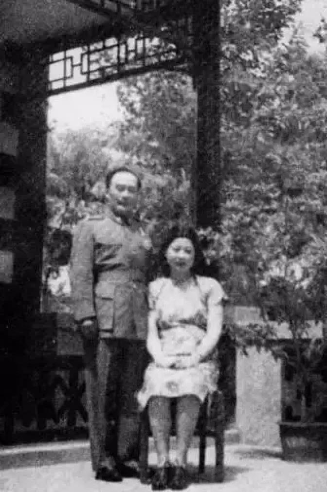 1947年，51岁的胡宗南娶了戴笠的情人叶霞翟，其实两人早就有一腿，因为顾忌，不