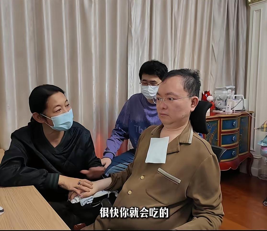 67岁的倪萍专程看望了渐冻症末期的蔡磊，她们两年多没见面了，那时蔡磊会说会走，可